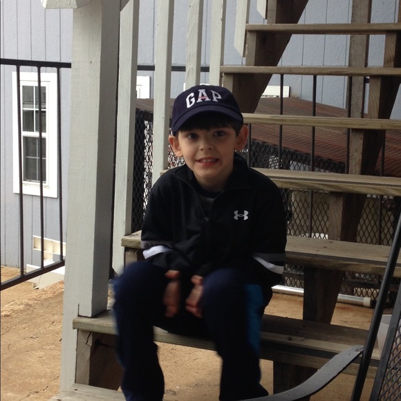 Meet your Posher, Sandy - Picture 2 of 7